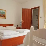 Fjaka Apartman *