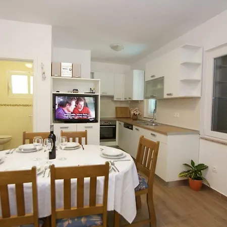 Apartment Fjaka *